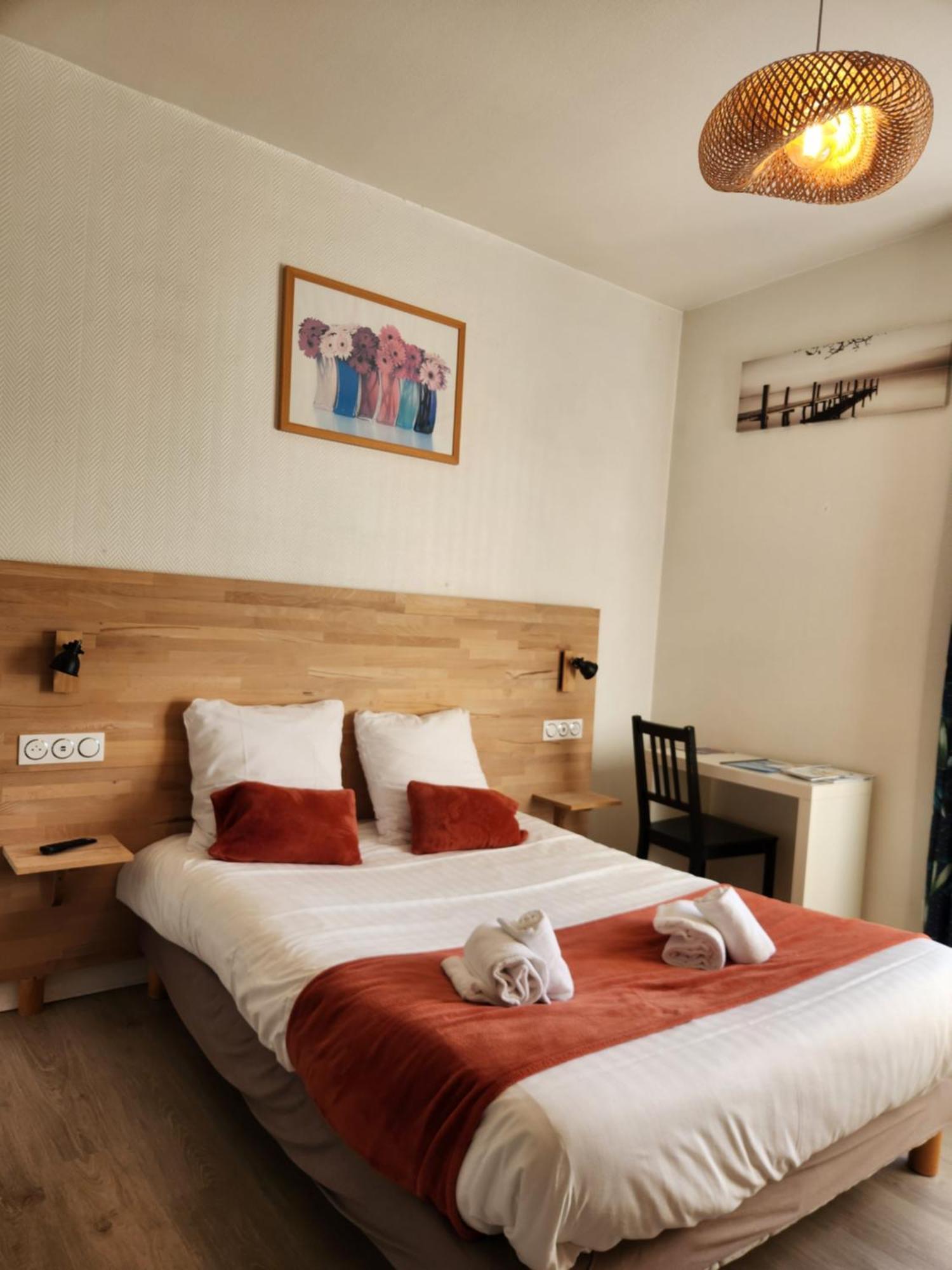 Le Petit Montmartre Hotel Dinard Exterior photo