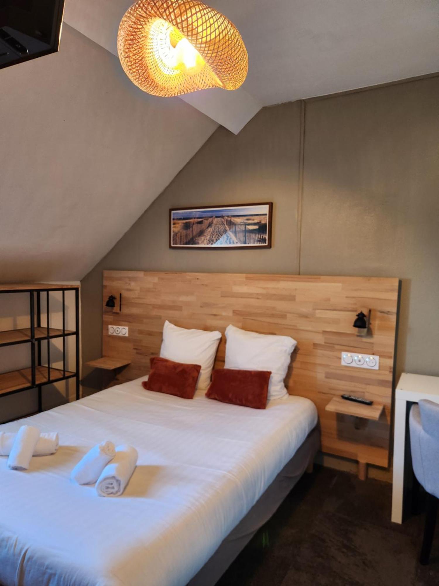 Le Petit Montmartre Hotel Dinard Exterior photo